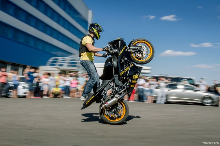 Парень на мотоцикле