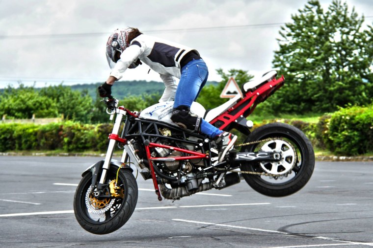 Трюки на мотоциклах