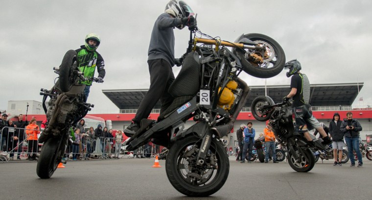 Стант с девушкой на супермото