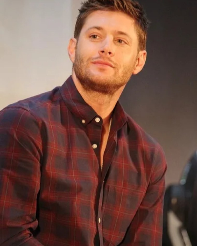 Дженсен Эклз с микрофоном