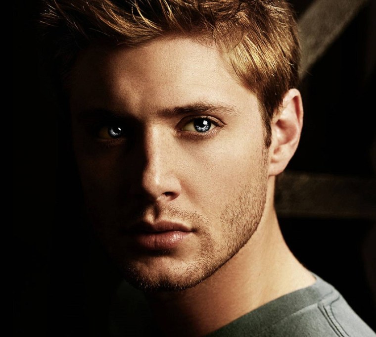 Дженсен Эклз с пистолетом