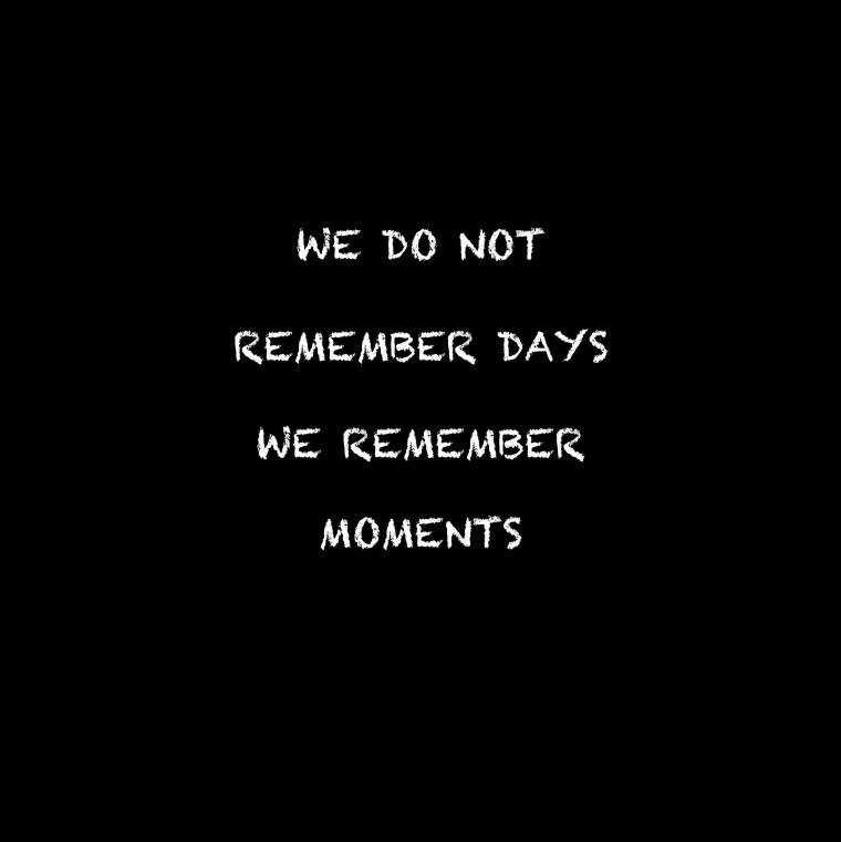 Надписи на черном фоне белыми буквами