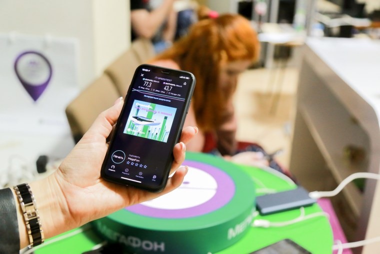 Человек с телефоном в руке картинки