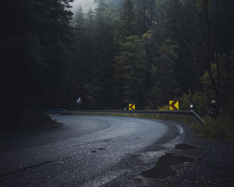 Трасса в лесу ночью