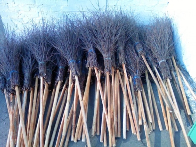 Метла из прутьев