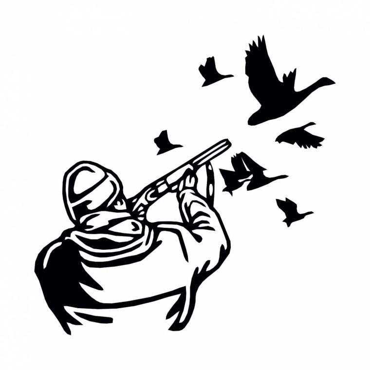 Охотник убегает от медведя