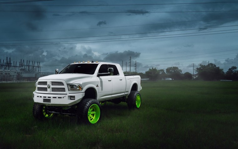 Dodge Ram трак белый