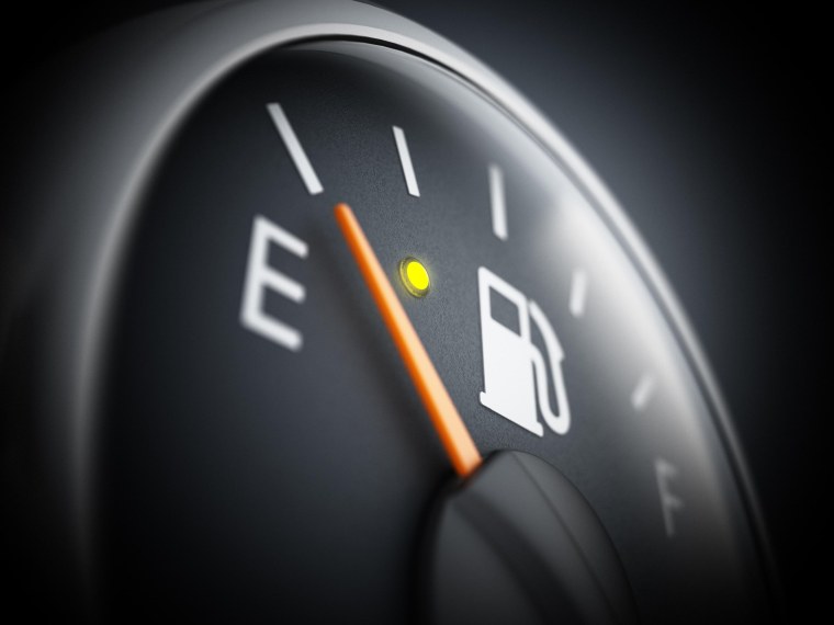 Стрелка на указателе уровня топлива