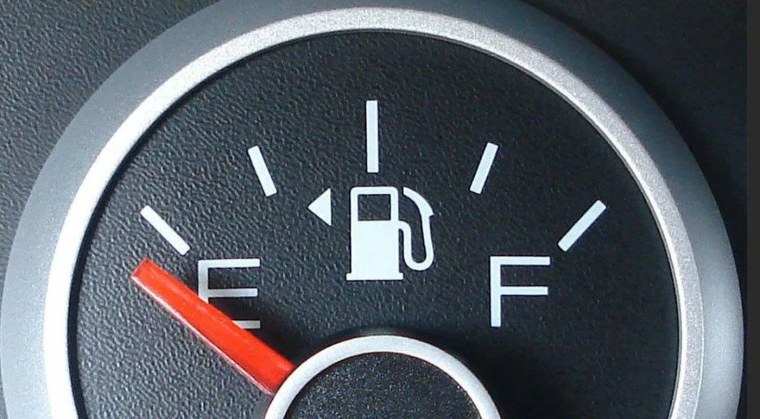 Индикатор топлива на панели приборов