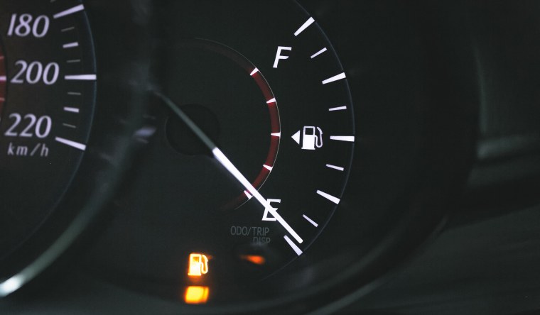 Указатель бензобака в машине