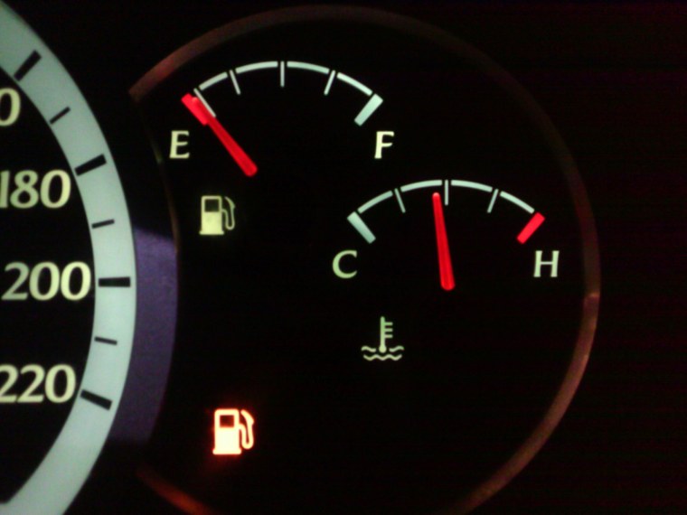 Индикатор топлива на панели приборов