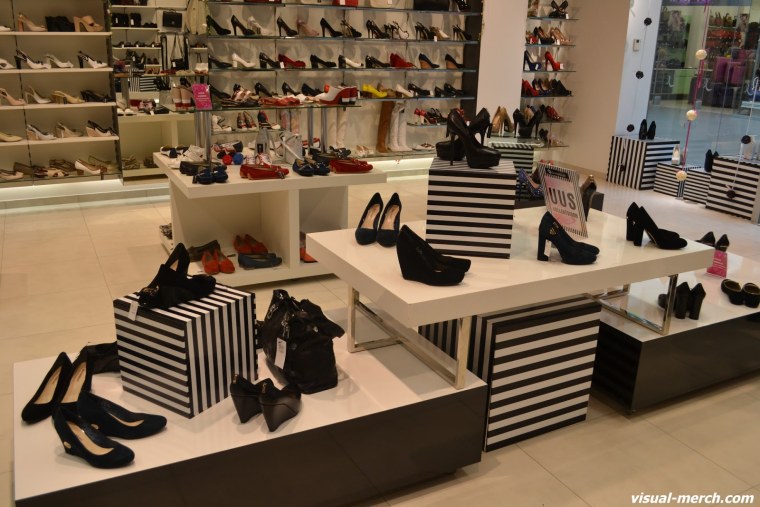 Выкладка обуви в магазине