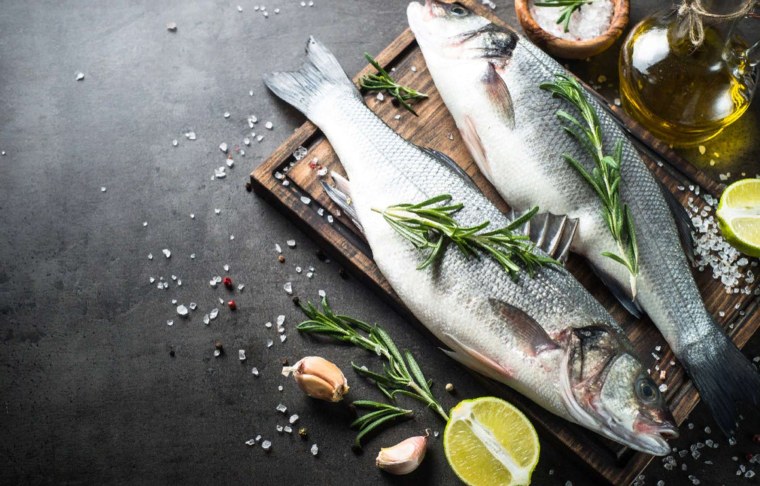 Свежая рыба на темном фоне