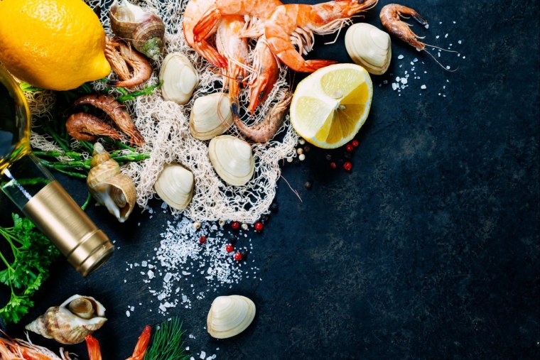 Морепродукты на доске