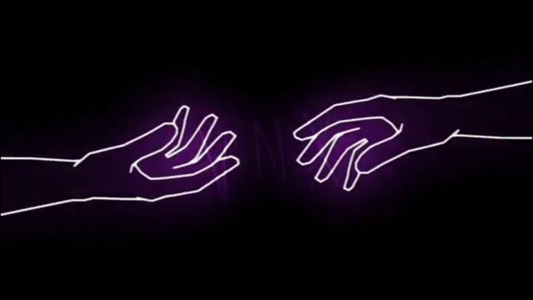 Две руки тянутся на черном фоне