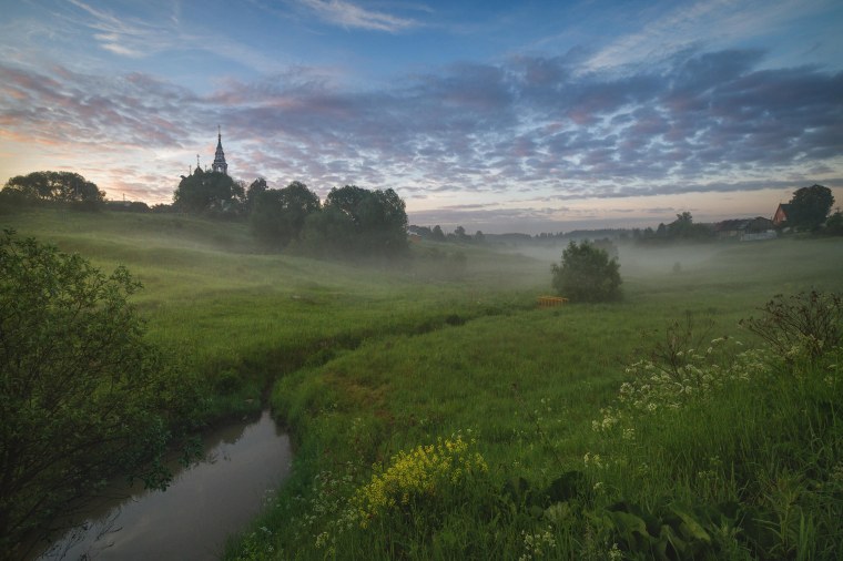 Рассвет в деревне летом