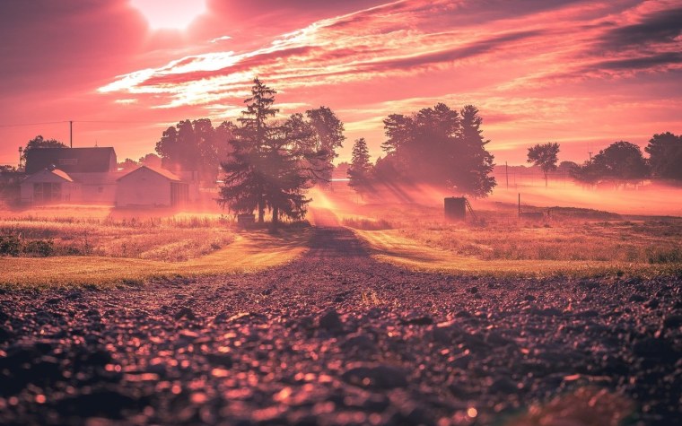 Красивый закат в деревне