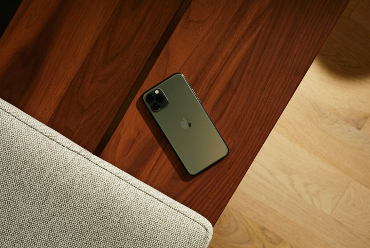 Iphone 12 Pro на столе