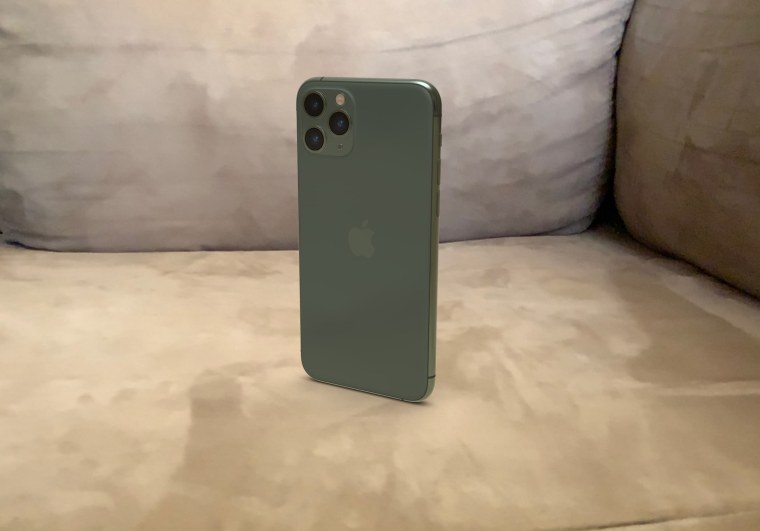 Айфон 11 Pro Max на столе