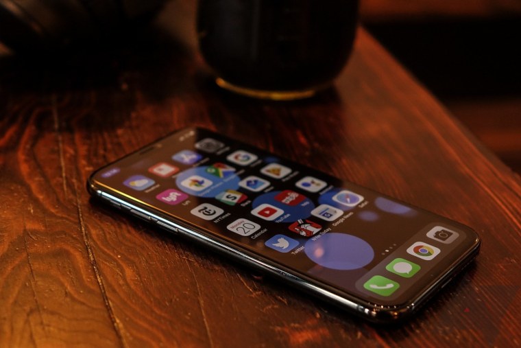 Айфон лежит