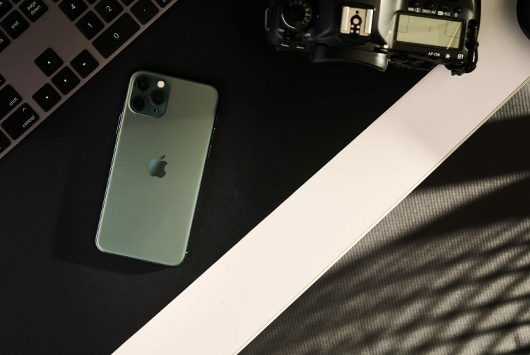 Iphone 13 Pro Max на столе