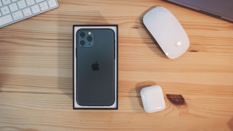 Айфон 13 лежит на столе