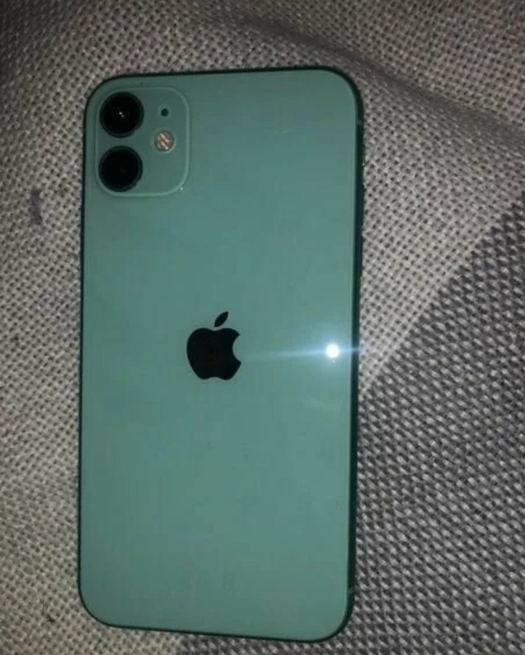 Iphone 11 на столе