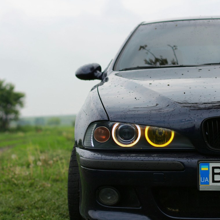 BMW 5 e39 Yellow