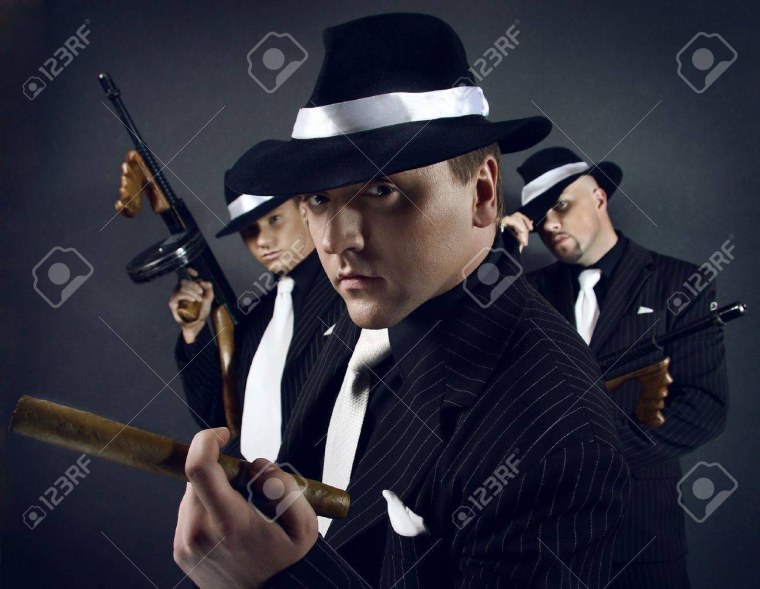 Гангстер на черном фоне