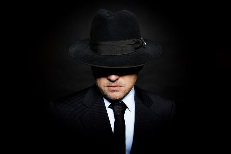 Мужчина в кожаном кресле