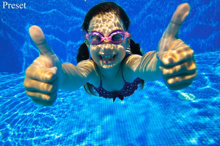 Плавать в бассейне