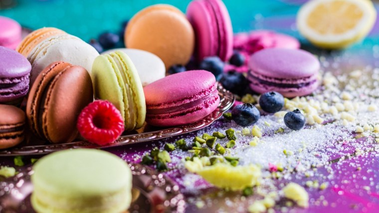 Яркие макаруны