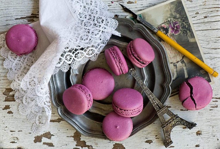 Макаруны на столе