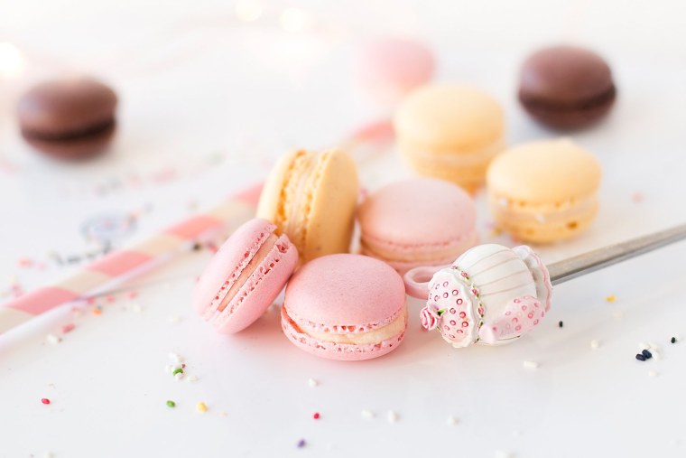 Розовые макаронс