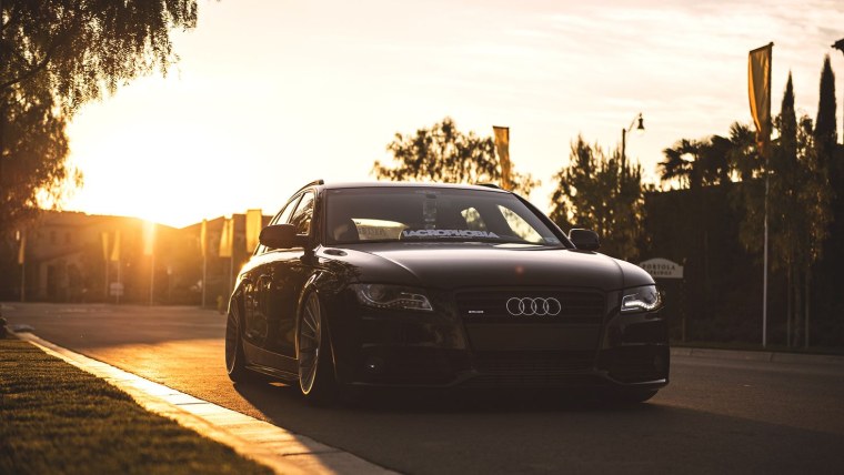 Ауди черные на дороге