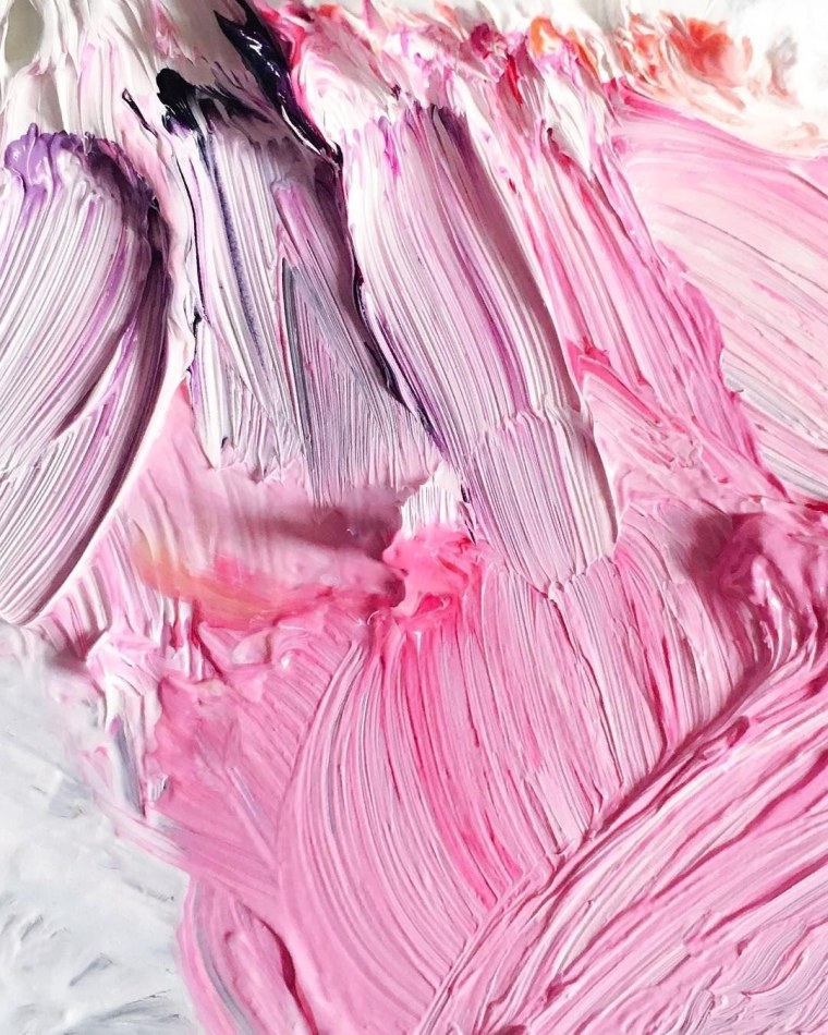 Розовые обои с рисунком