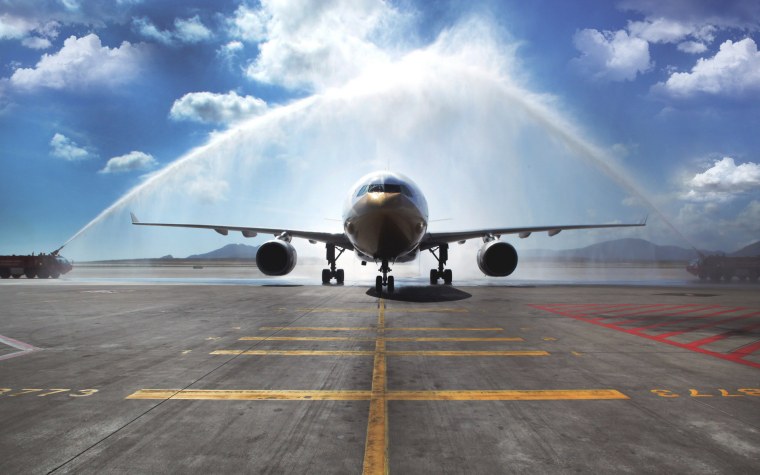 Аэробус на взлетной полосе самолет