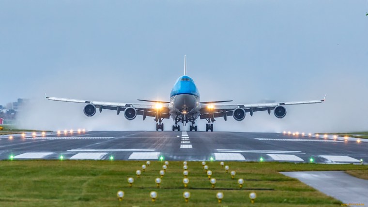 Боинг 747 и Конкорд