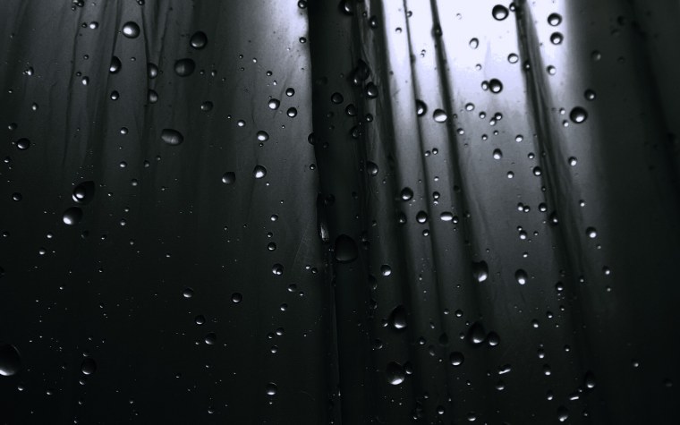 Капли воды на черном