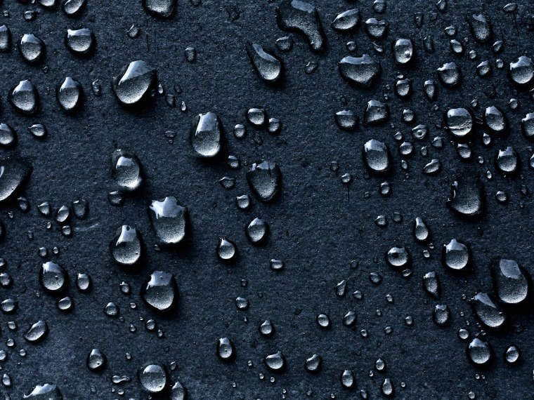 Капли на черном фоне