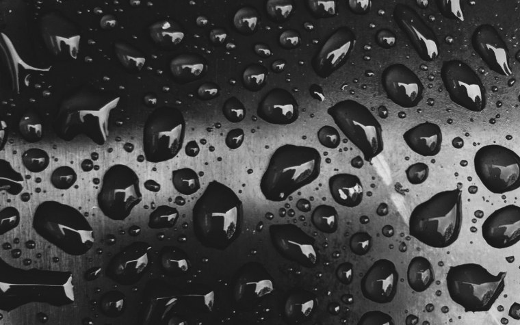 Капли воды на черном