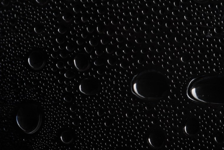 Капли на черном стекле