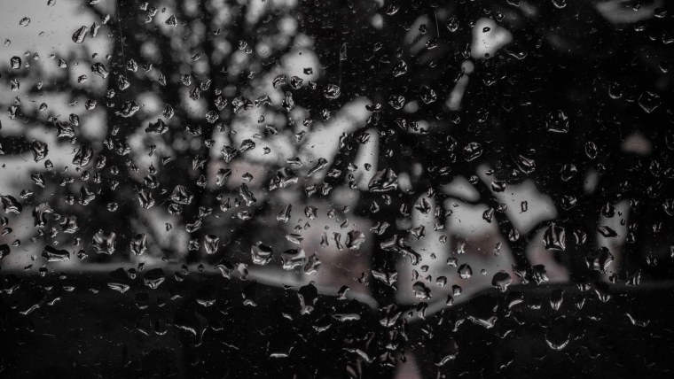 Капли воды на черном