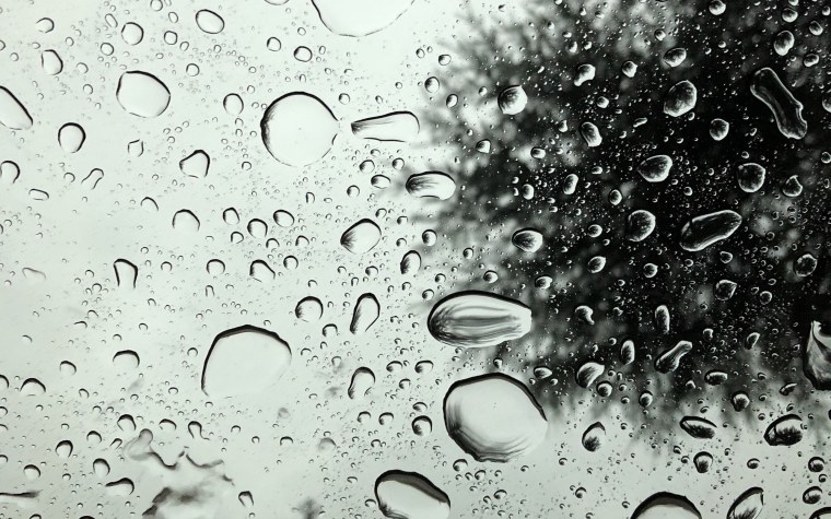 Капли на черном фоне