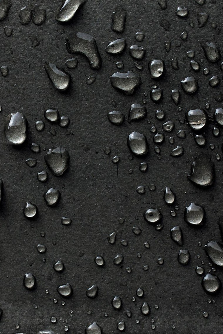 Капли на стекле черно-белое