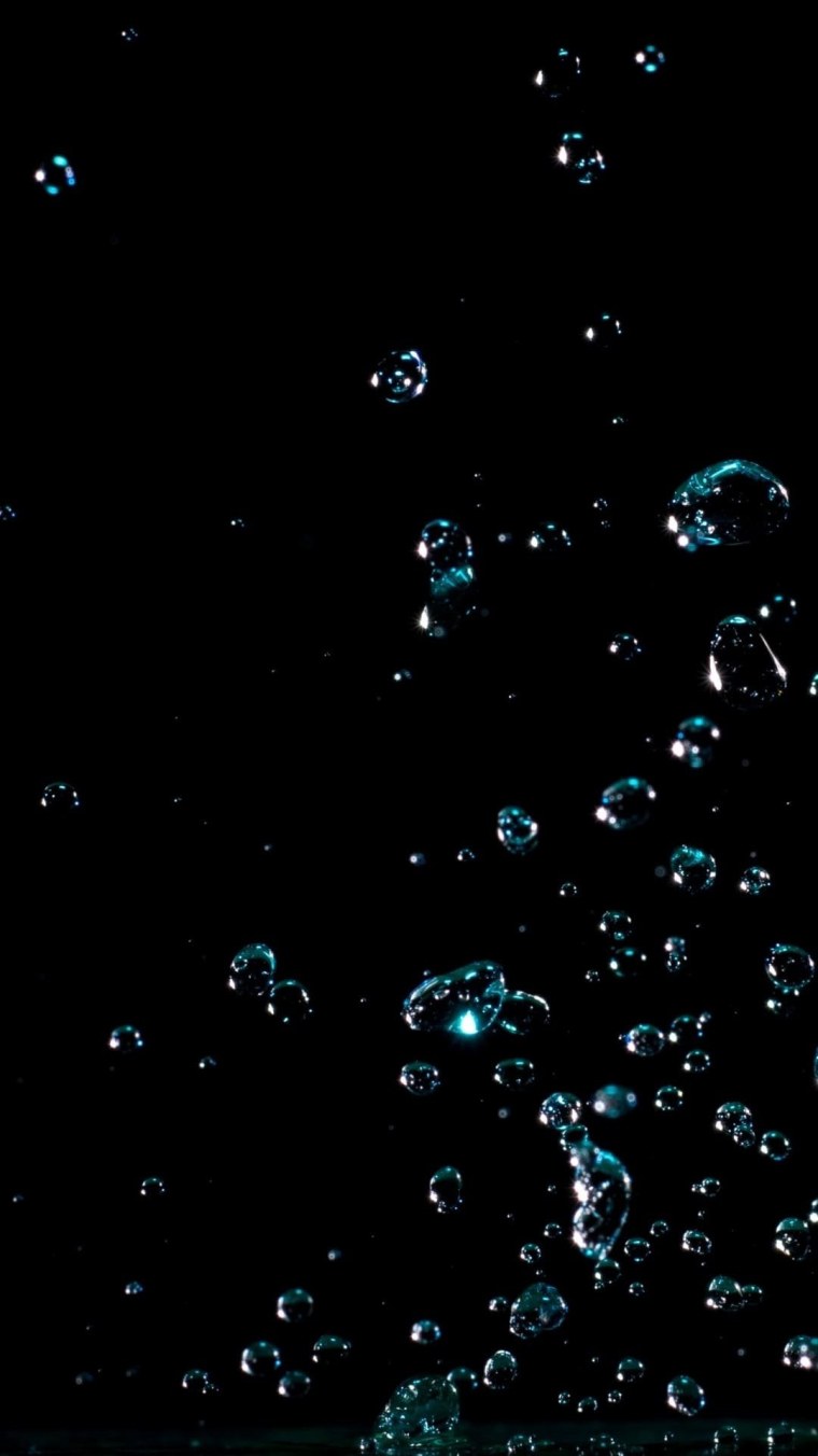 Капли росы на черном фоне