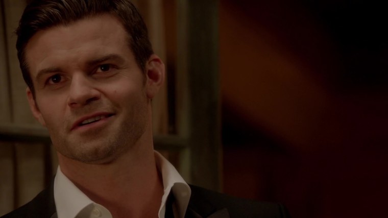 Элайджа Майклсон улыбается