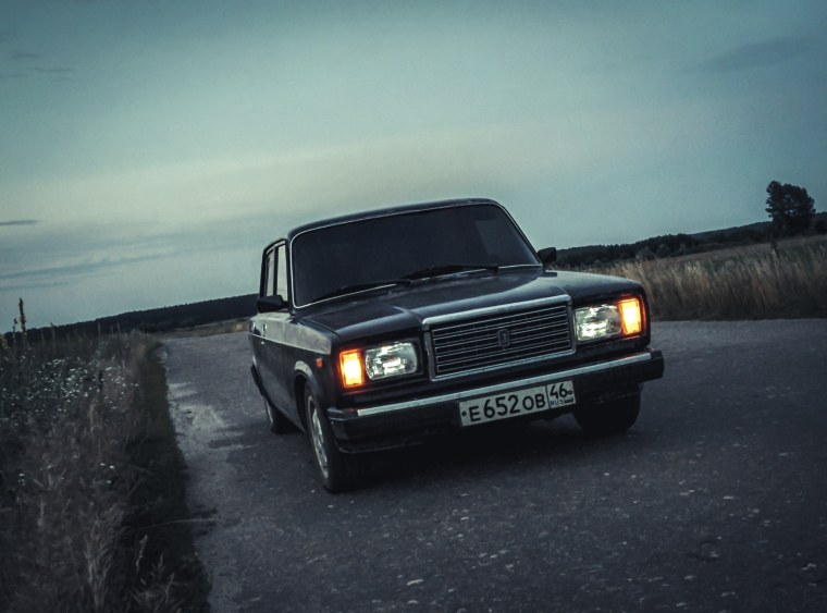 Черная ВАЗ 2107 4к