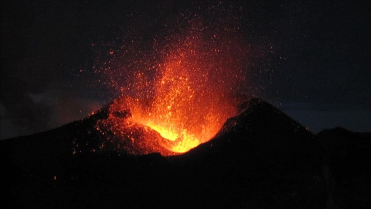 Ночное извержение вулкана