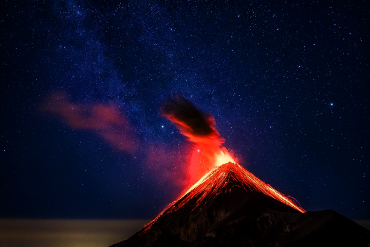 Извергающийся вулкан 4к